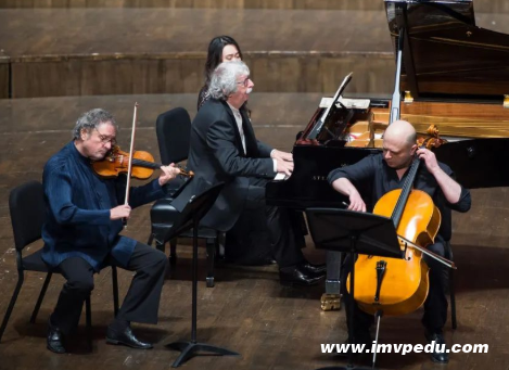 國(guó)外藝術(shù)指導(dǎo)專業(yè)申請(qǐng)要求高嗎? 國(guó)外藝術(shù)指導(dǎo)專業(yè)申請(qǐng)要求高嗎?