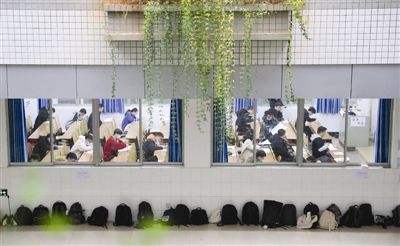 2024年12月25日，2023年全國碩士研究生招生考試南華大學考點，考生們在考試中 圖據視覺中國