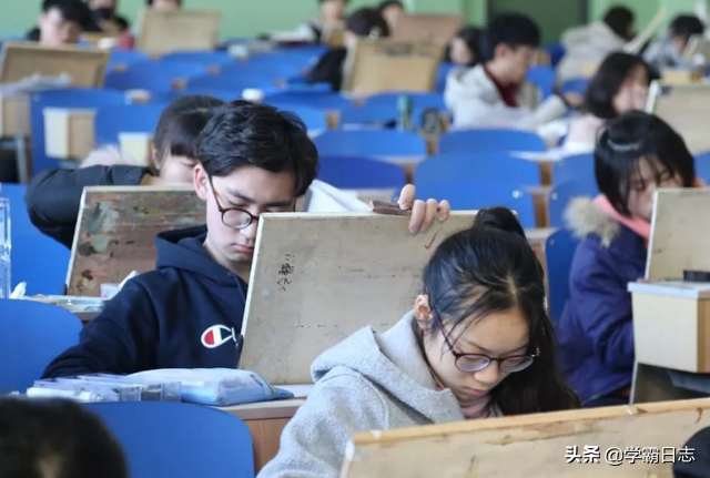 大學(xué)“蹭課”會(huì)被趕出來(lái)嗎？輔導(dǎo)員：只要不蹭這3類(lèi)課，就沒(méi)人管